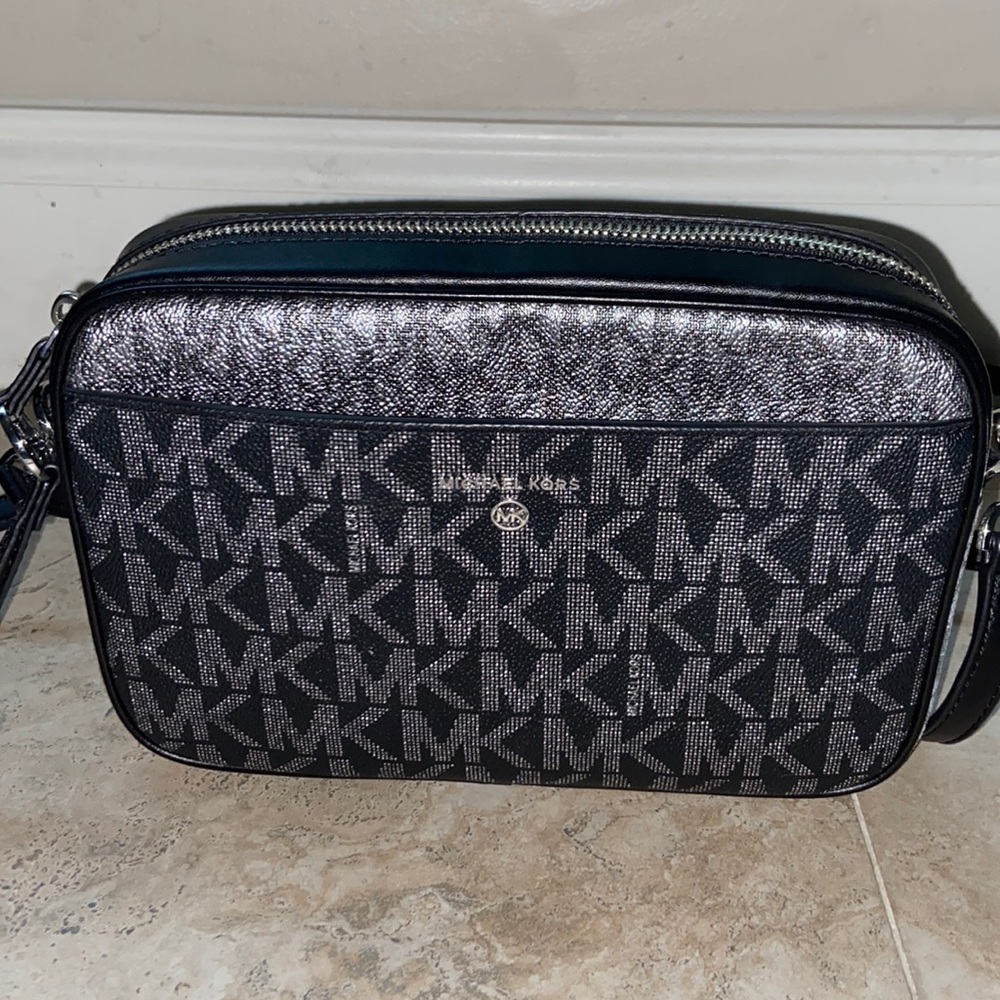 Micheal Kors Women’s Handbag ( New Without Tags)